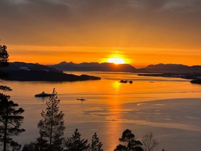 Solnedgang i fjord.jpg