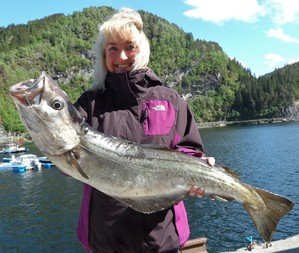 manuela-mit-grossem-pollack-den-sie-heute-fing.jpg