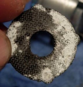 Durch Salzkristalle zerstörte CFK Bremsscheibe.jpg