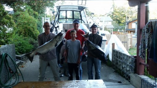 Victoria Abschlussbild Heilbutt 10kg Chinook (Königslachs) 13kg 21.9.15.jpg