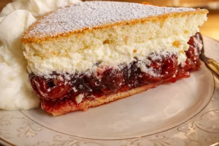 Kirschkuchen mit Sahne.webp