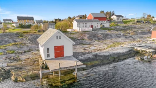 003_Nyoppført naust med trekai.webp