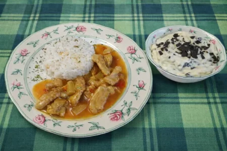 Hähnchen suess suer, sehr zart, mit Reis und Herrencreme.webp