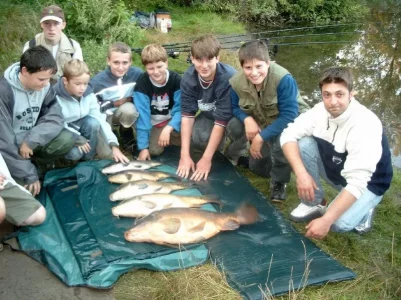 Gruppenbild mit Ausbeute der Nacht.webp