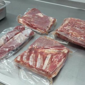 Vakuumiertes Fleisch, 40g Salz(Pökel/ Meersalz halb& halb)+ Gewürze