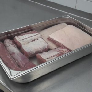 Gepökeltes Fleisch, wird abgewaschen und danach ca.2 Stunden gewässert und  48 Stunden Luftgetrocknet.