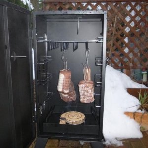 Bestückter Räucherofen