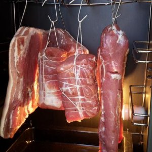 Schinken im Rauch, 3 Räuchergänge a 12-14 Stunden und dazwischen Ruhephasen von 12- 18 Stunden.