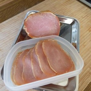 angeschnittener Lachsschinken.