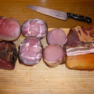 Von links nach rechts
Nußschinken, Kammschinken, Lachsschinken, Bauchspeck