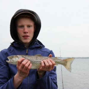 Stolzer Fänger, Marcus mit seiner ersten Meerforelle.