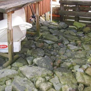 Stolperweg und Tisch 2 mit den Behältern