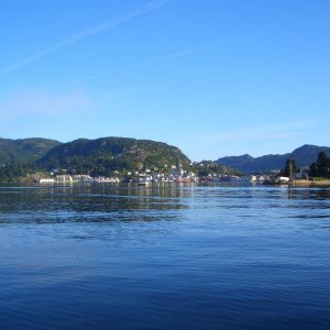 Sicht auf die Hafeneinfahrt, rechts ist Groennes.. Strand und Festung
