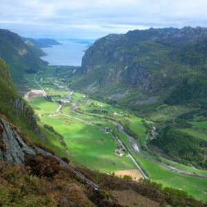 Dirdal, in der Mitte dess Tals liegt das Anwesen am Fluss