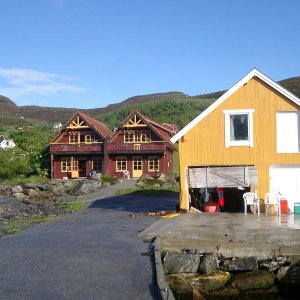 Das Ferienhaus in Kvalsvik (hinten links) und vorne das Bootshaus für Angelzeug und Gefriertruhe.