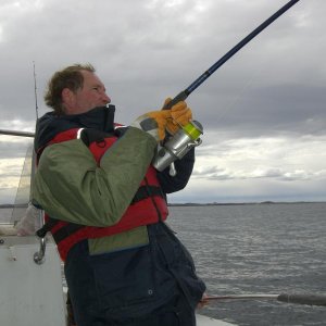 Peter im Drill mit dem Heilbutt