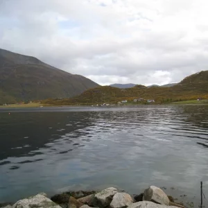 Die Bucht bei Sandneshamn , Bogebukt , hinten rechts liegt das Ferienhaus