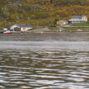 Die Bucht bei Sandneshamn , Bogebukt , hinten rechts liegt das Ferienhaus
