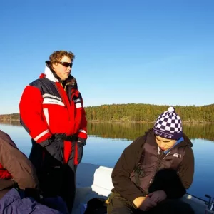 Jonte (stehend) ist unser Angelführer auf Camping 45. Sitzend Stefan und Fillip, zwei Nachbarn von mir.