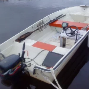 Unser neues Angelboot, ein Örnvik 450 mit Evinrude 4-Takter. Stabil und leicht zu trailern. Die Solarzelle lädt die Batterie für die Lenzpumpe und das