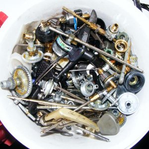 Zerlegte Angelrollen,  noch nicht sortierte Ersatzteile 2