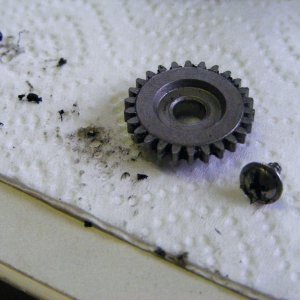 Der Abrieb setzte sich im schraubenkopf fest  und hinterlies tiefe Rillen in der Abdeckung der Bremstrommel