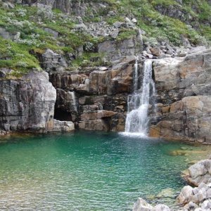 Ein Wasserfall auf dem Weg zur Roldal Straße