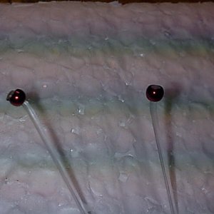 Garnelenauge hergestellt mit Monofiler Schnur und Weinroter Tungstenperle