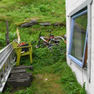 Müll neben dem Eingang zum Hotel