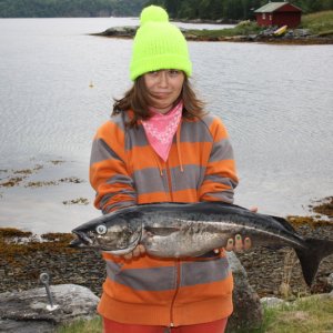 Marie Luise mit dem ersten Fisch ihres Lebens
