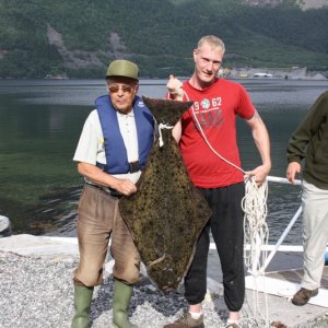 der Angler dieses Fisches war mein Vater, 1.v.l.