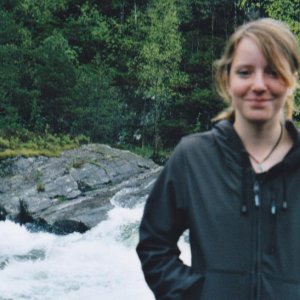 Tochter vor einem reißenden Fluss