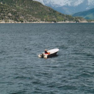Ich allein auf den Weg zu den Fischen