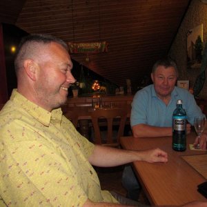 NAF Stammtisch Lindenholzhausen

Vorne: Mario und im Hintergrund Joachim
Das Wasser vor Joachim dient nur als Alibi ;-))