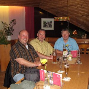 NAF Stammtisch in Lindenholzhausen.
Links: Alex (Alex 67)
Mitte: Mario (Blaufisch 2004)
Rechts: Joachim (Rutetester)