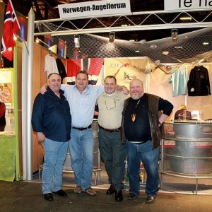 gewichtige  Personen am Stand