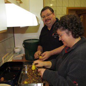 Partnerlich Kartoffeln pellen macht einfach mehr Spass