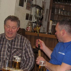 Nach den Trockenübungen entfernt Mario den Drilling aus Joachims Hinterteil.