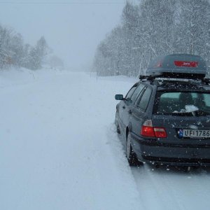 Ostern2012 ... und brauchte trotz Hilfe eines Räumfahrzeuges noch eine halbe Stunde auf gerader Fläche, um wieder weiter zu kommen. Grund: Auf blankem