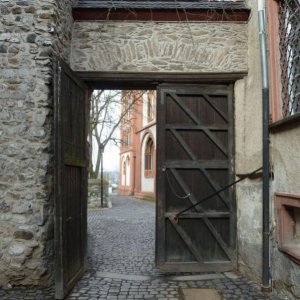 11Zugang zum Schlosshof