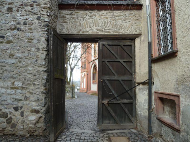 11Zugang zum Schlosshof