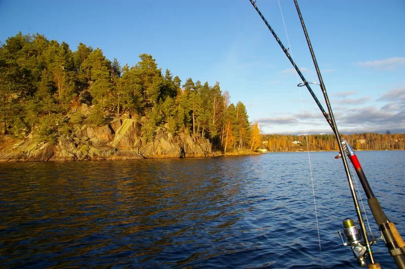 Am Kollsberg sind nur 5 m vom Ufer entfernt Wassertiefen von > 20m.