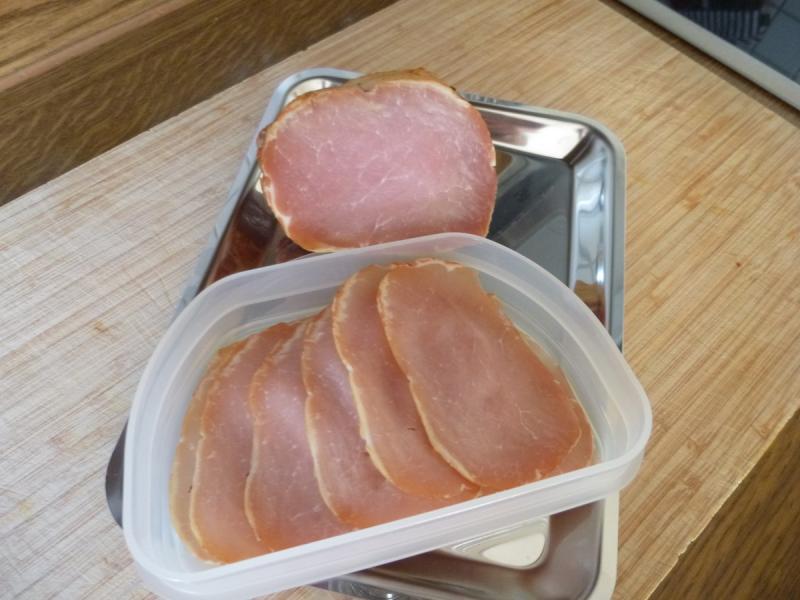 angeschnittener Lachsschinken.