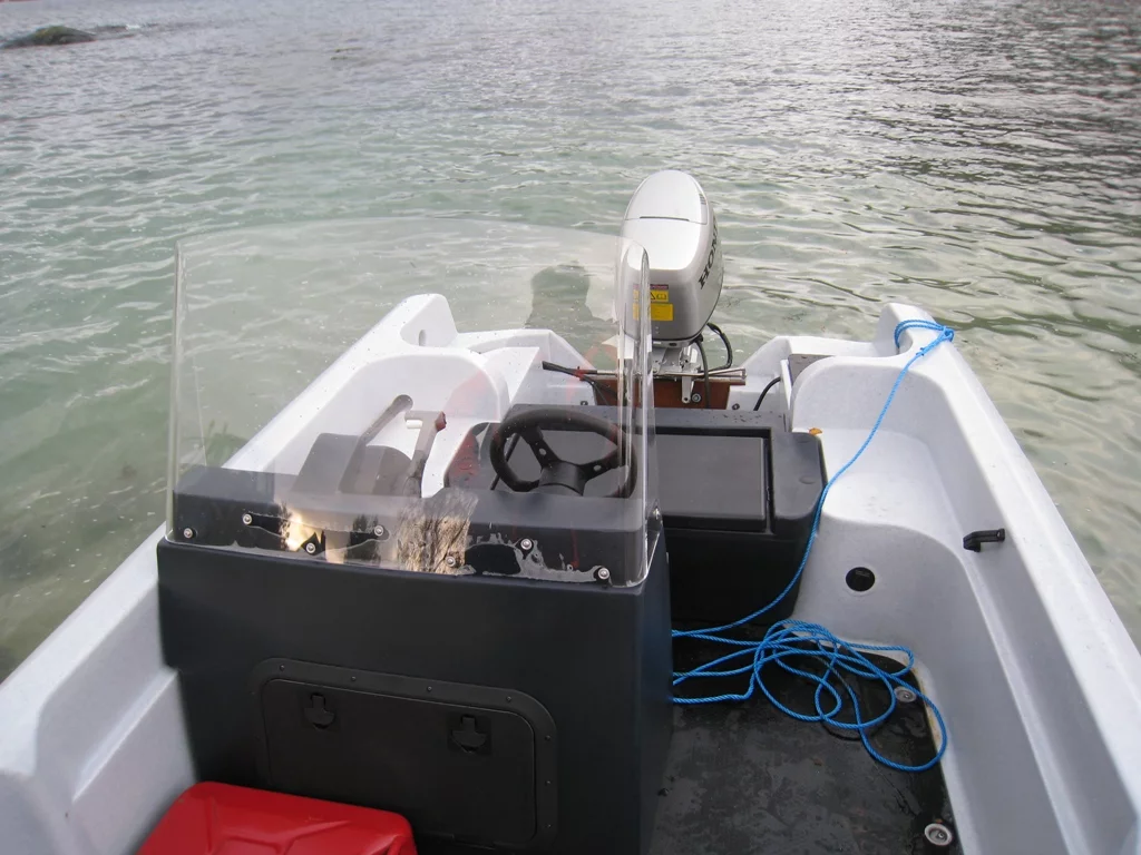 das neue Pioner Multi mit 30 PS 4-Takt Honda, Echolot-Kartenplotter von RayMarine