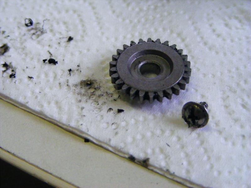 Der Abrieb setzte sich im schraubenkopf fest  und hinterlies tiefe Rillen in der Abdeckung der Bremstrommel