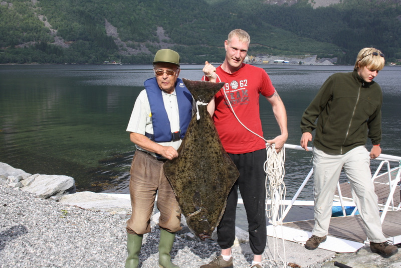 der Angler dieses Fisches war mein Vater, 1.v.l.