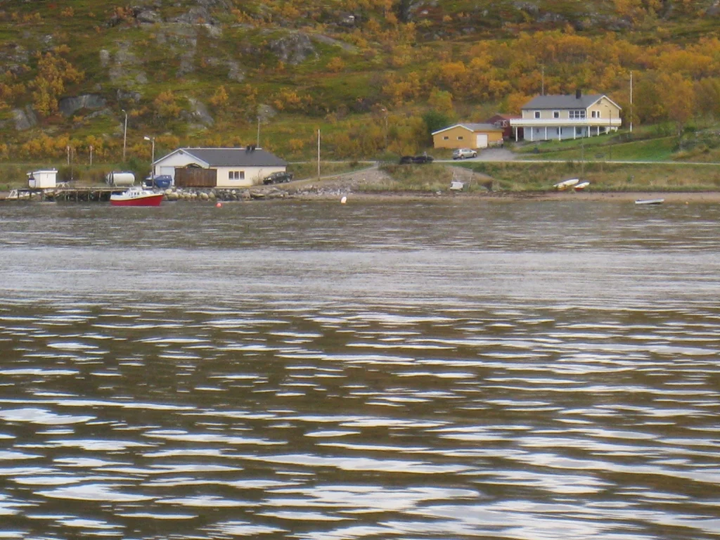 Die Bucht bei Sandneshamn , Bogebukt , hinten rechts liegt das Ferienhaus