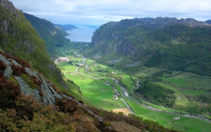 Dirdal, in der Mitte dess Tals liegt das Anwesen am Fluss