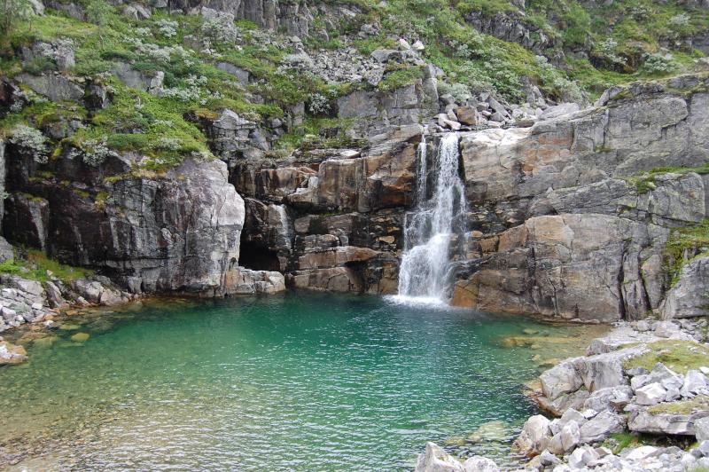 Ein Wasserfall auf dem Weg zur Roldal Straße