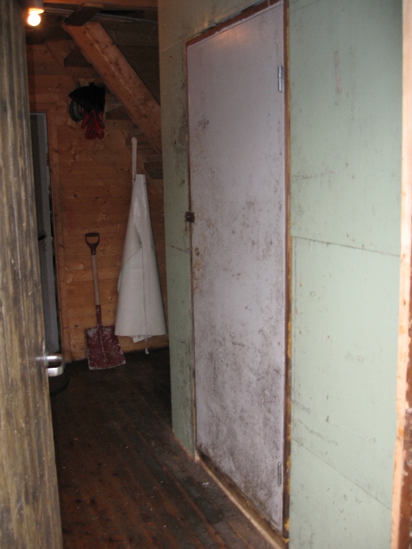 Eingang zum Filetierhaus und zum Gefrierhaus